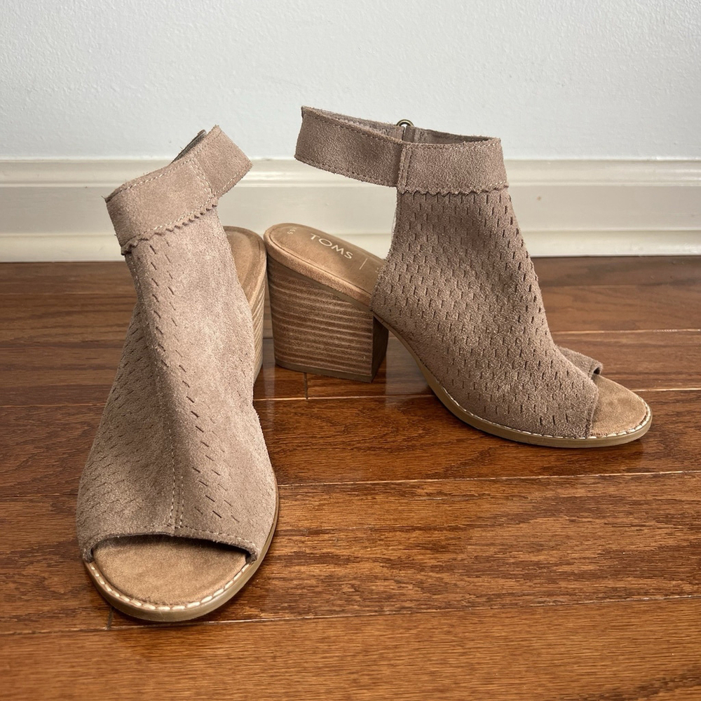 Toms Shoes Grenada Suede Chunky Heels Taupe Grey Size 6.5 Perforated Open Toe - Picture 12 of 12